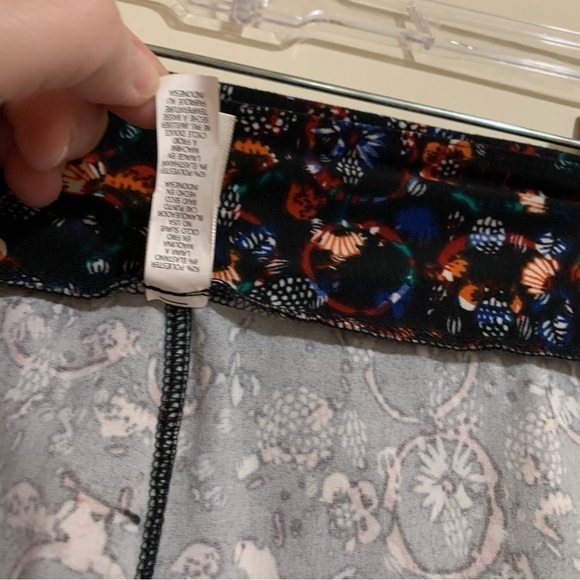 LulaRoe Soft Festive/Floral print leggings. One Size - Picture 6 of 14